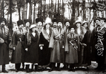 Unbekannter Fotograf - Die Familie des Zaren Nikolaus II. von Russland mit Kuban-Kosaken