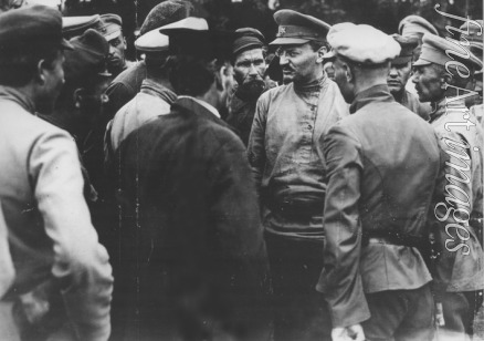 Anonymous - Trotsky talking with a group of Red Army soldiers