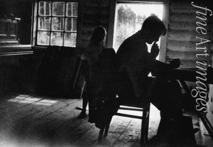 Unbekannter Fotograf - Schostakowitsch arbeitet an der 8. Sinfonie im Haus der Komponisten in Iwanowo. August 1943