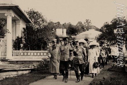 Bulla Karl Karlowitsch - Kaiser Nikolaus II. begleitet von General Michail Putjatin auf der Ausstellung in Zarskoje Selo