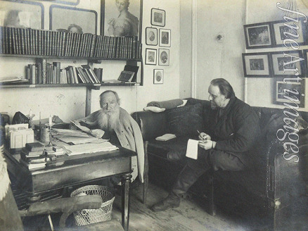 Unbekannter Fotograf - Leo Tolstoi mit seinem Sekretär Wladimir Tschertkow im Arbeitszimmer von Jasnaja Poljana am 29. März 1909