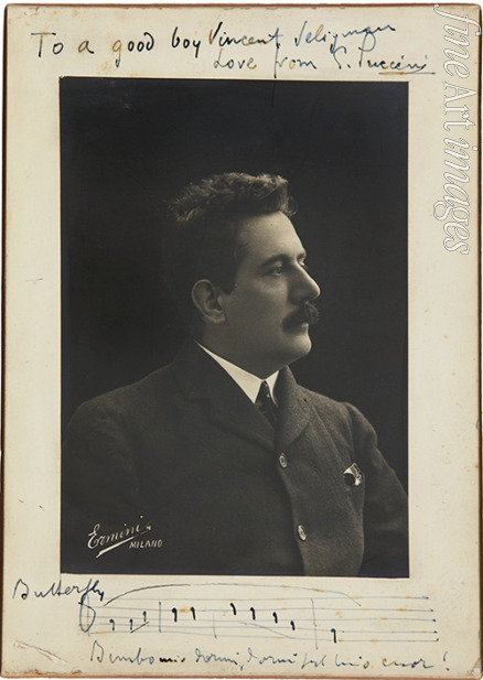 Unbekannter Fotograf - Porträt von Komponist Giacomo Puccini (1858-1924) mit Musikzitat aus Madama Butterfly