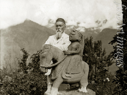 Anonymous - Nicholas Roerich by the equestrian statue of Guga Chauhan at the Kullu Valley