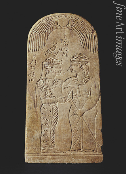 Kunst im Reich von Kusch - Stele der Königin Amanishakheto. Unter einer Sonnenscheibe umarmt die Göttin Amesemi (links) die Königin Amanishaketho