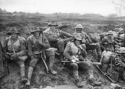 Unbekannter Fotograf - Australien im Ersten Weltkrieg. Nicht identifizierte Männer der 5. Division