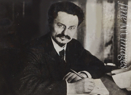 Anonymous - Le?on Trotsky at his writing desk 
