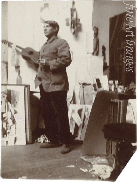 Unbekannter Fotograf - Pablo Picasso in seinem Atelier am Boulevard Raspail 242