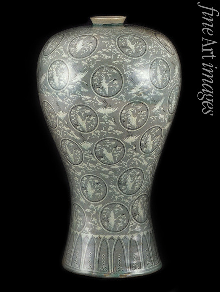 Orientalische angewandte Kunst - Seladon-Vase, dekoriert mit eingelegten Kranich-Medaillons und stilisierten Wolken. Nationalschatz Nr. 68